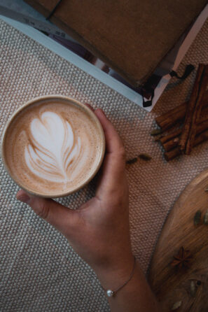 CHAi latte TOMCHAi v hrnečku s latte art