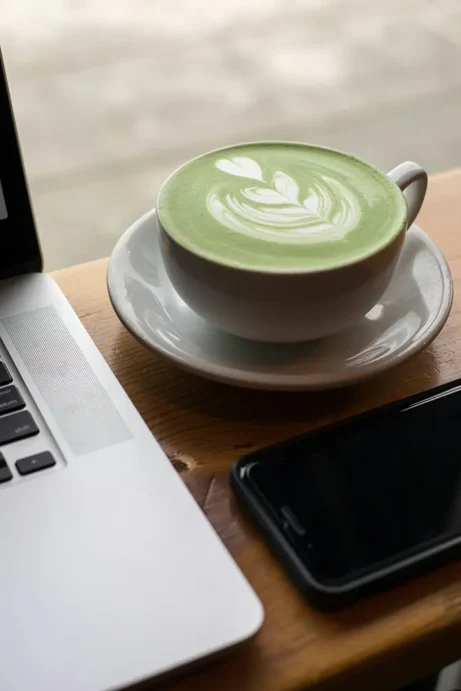 Matcha Latte v hrnku na stole