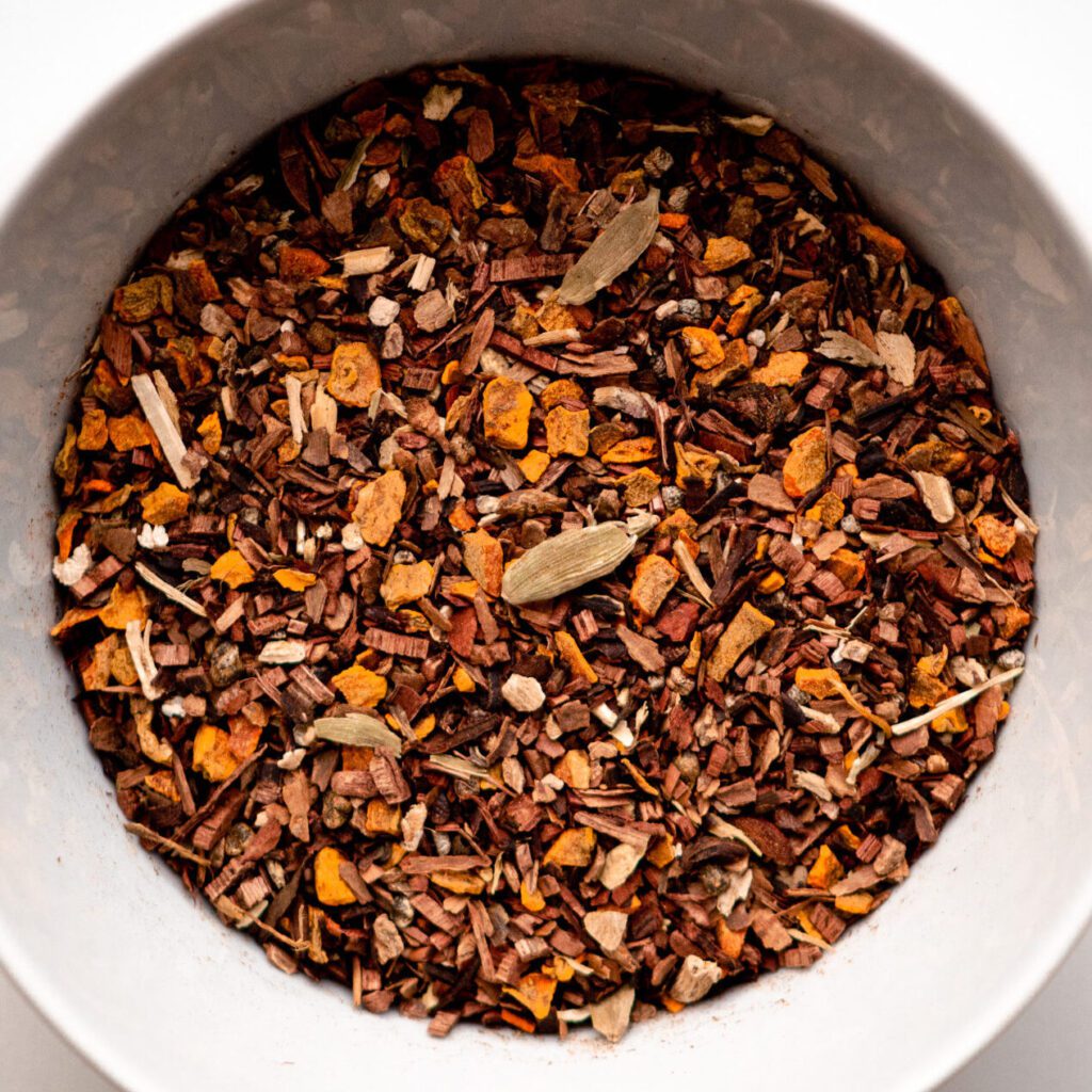 Funkční směs koření a afrického keře Honeybush TOMCHAi SWEET DREAMS v misce