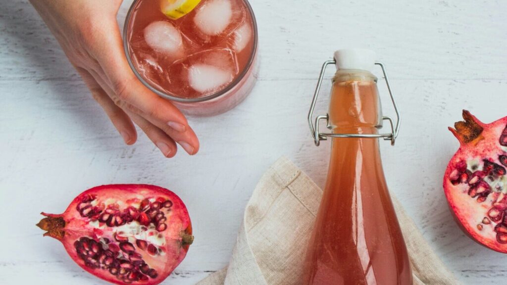 osvěžující domácí kombucha ze skla